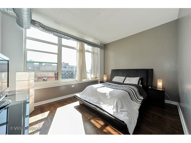 909 West Washington Boulevard, Unit 901 Chicago, IL 60607 - Photo 7 of 10 a bedroom with a large bed and a large window