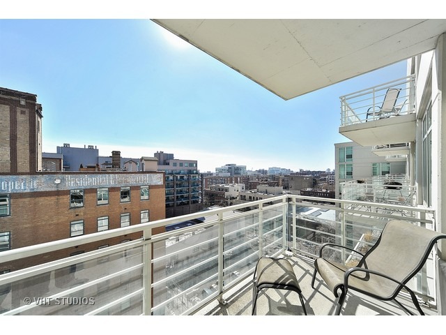 909 West Washington Boulevard, Unit 901 Chicago, IL 60607 - Photo 9 of 10 a view of a terrace with furniture
