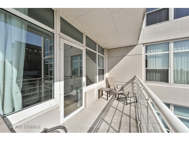 909 West Washington Boulevard, Unit 901 Chicago, IL 60607 - Photo 10 of 10 a view of deck with patio