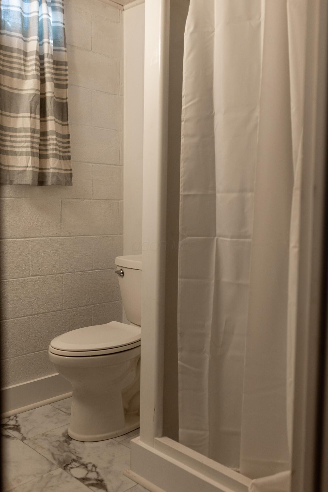 1631 Roxbury Road, Unit B3 Marble Cliff, OH 43212 - Photo 18 of 20 LL Bathroom