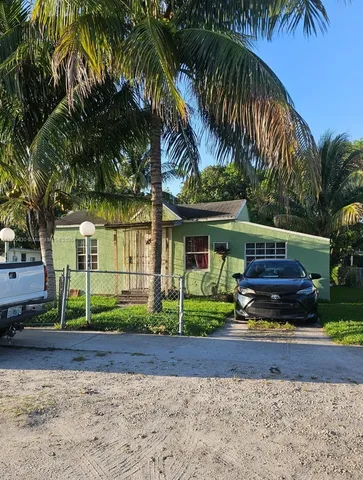 a view of a yard in front of a house