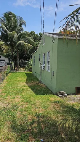 a view of back yard of the house