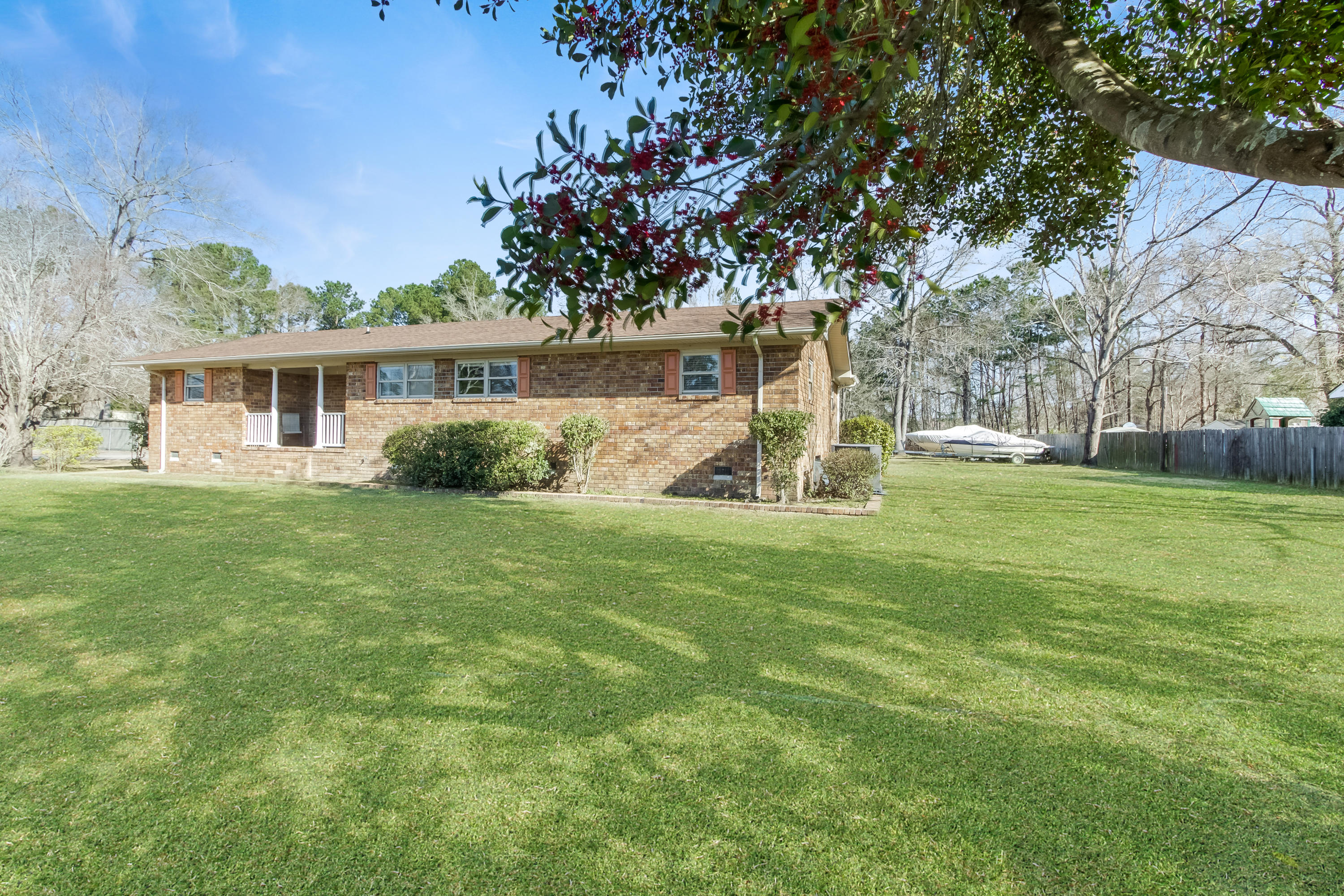 Well maintained brick ranch!