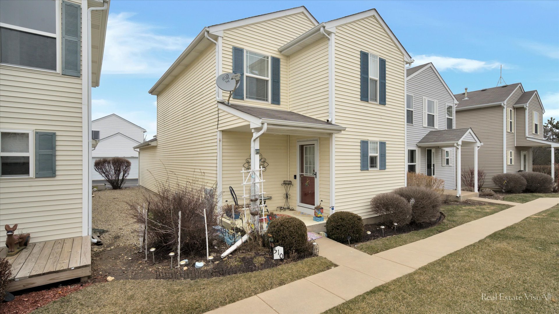 510 Timber Drive Harvard, IL 60033 - Photo 2 of 18 a view of a house with a patio