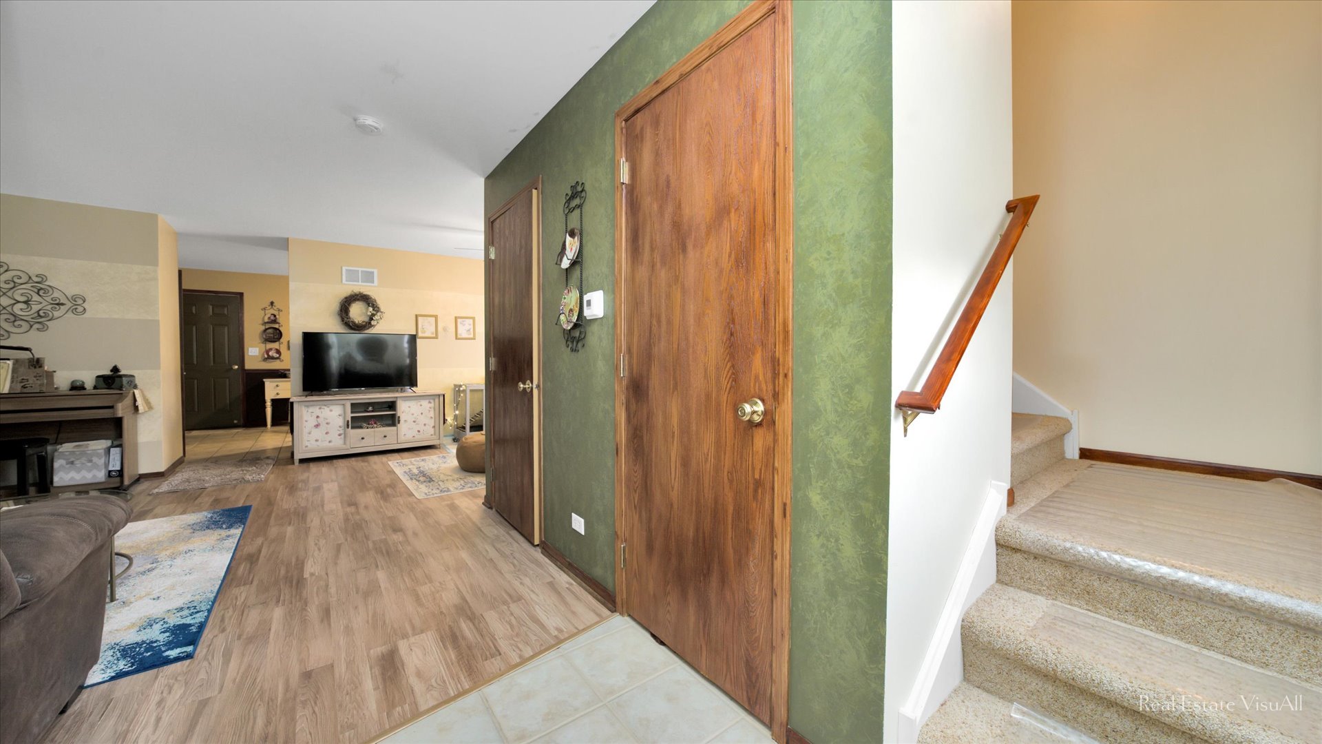 510 Timber Drive Harvard, IL 60033 - Photo 4 of 18 a view of a living room hardwood and a bathroom