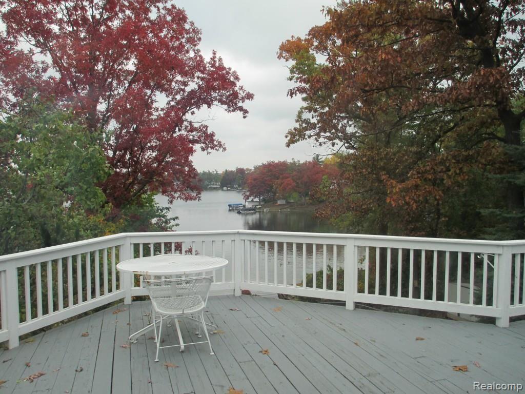 588 Heights Road Lake Orion, MI 48362 - Photo 13 of 19 Upper level deck