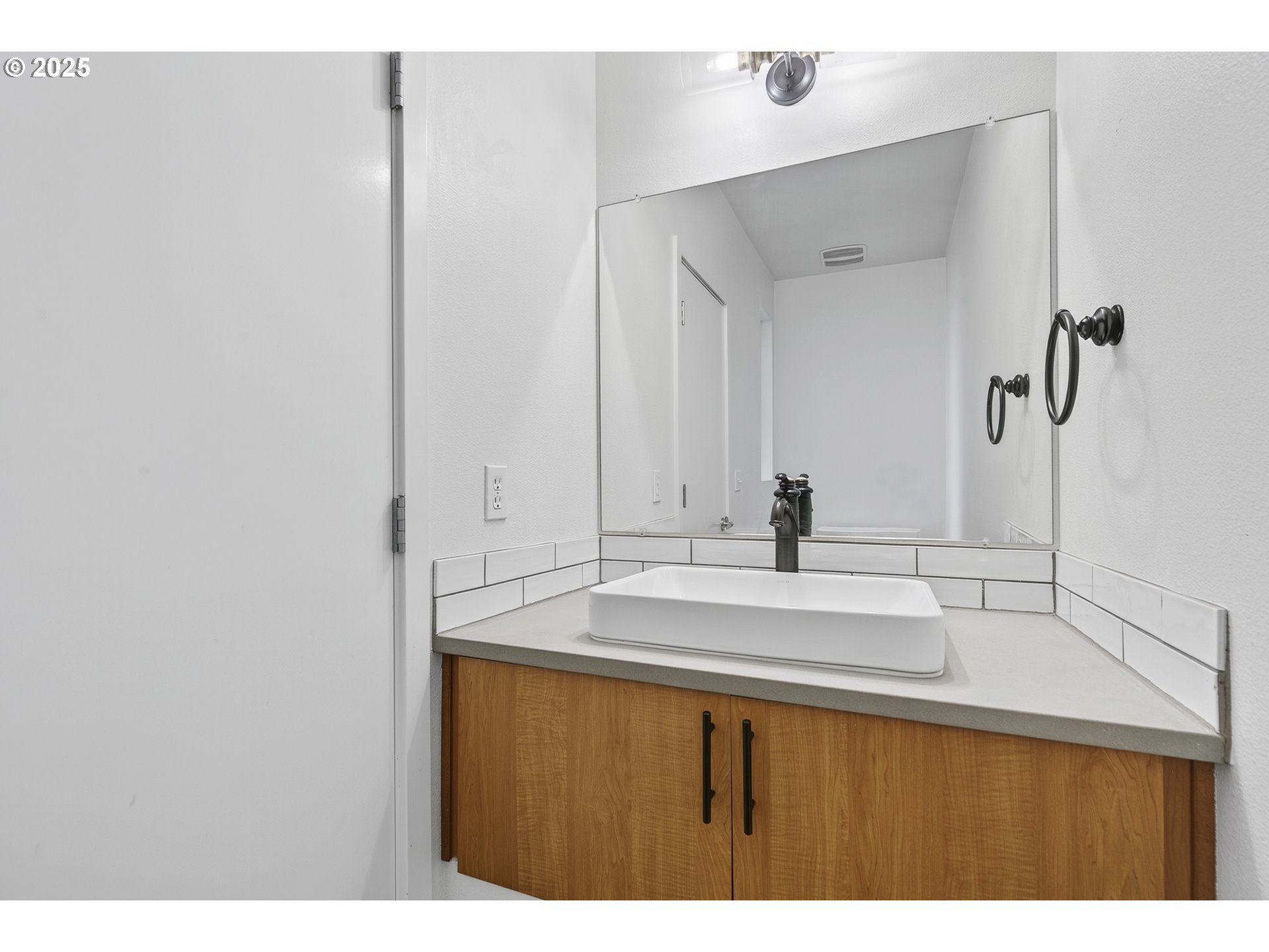 8083 North Leavitt Avenue Portland, OR 97203 - Photo 22 of 34 a view of a sink