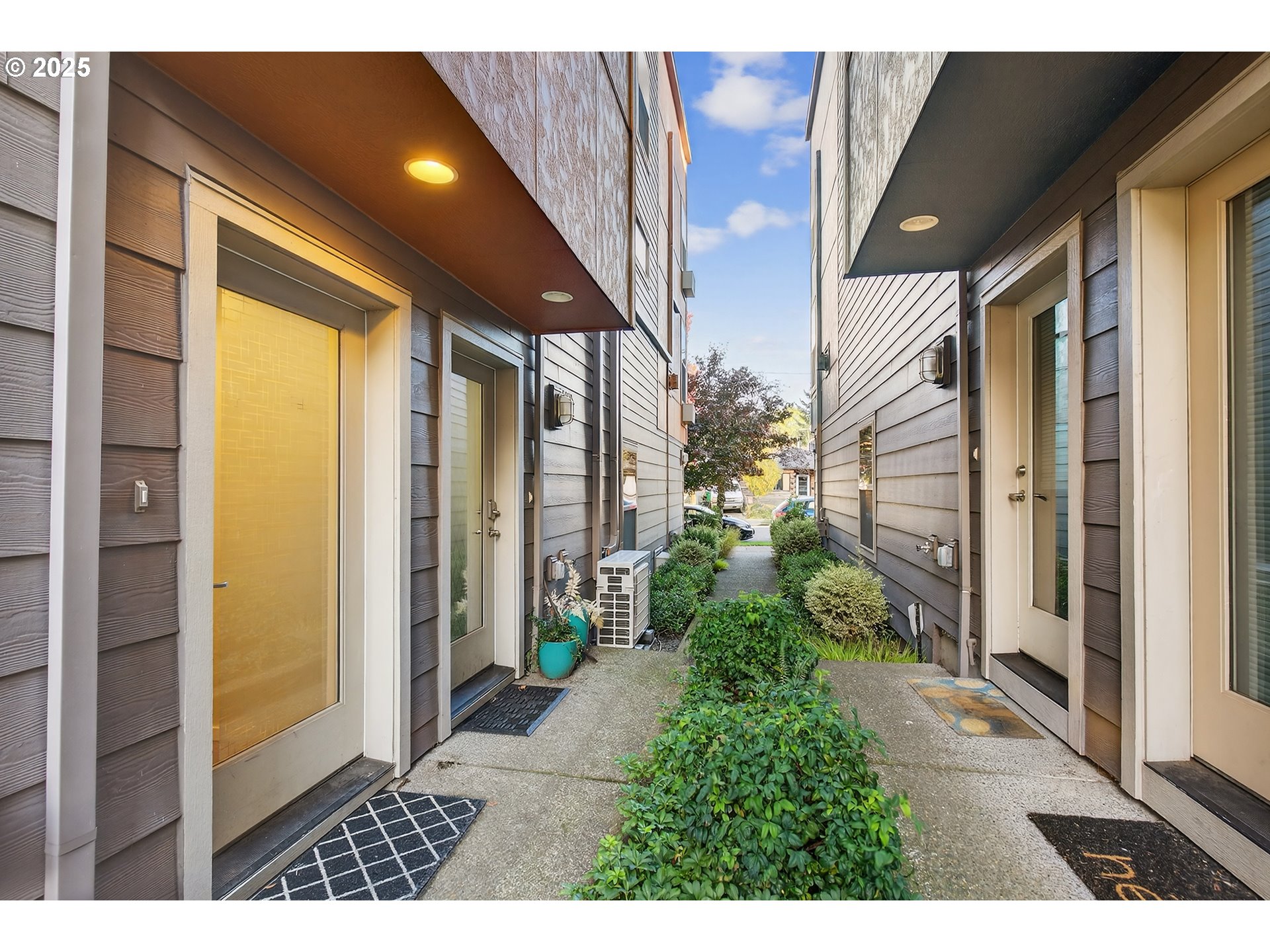 8083 North Leavitt Avenue Portland, OR 97203 - Photo 34 of 34 a view of a back yard from a corridor