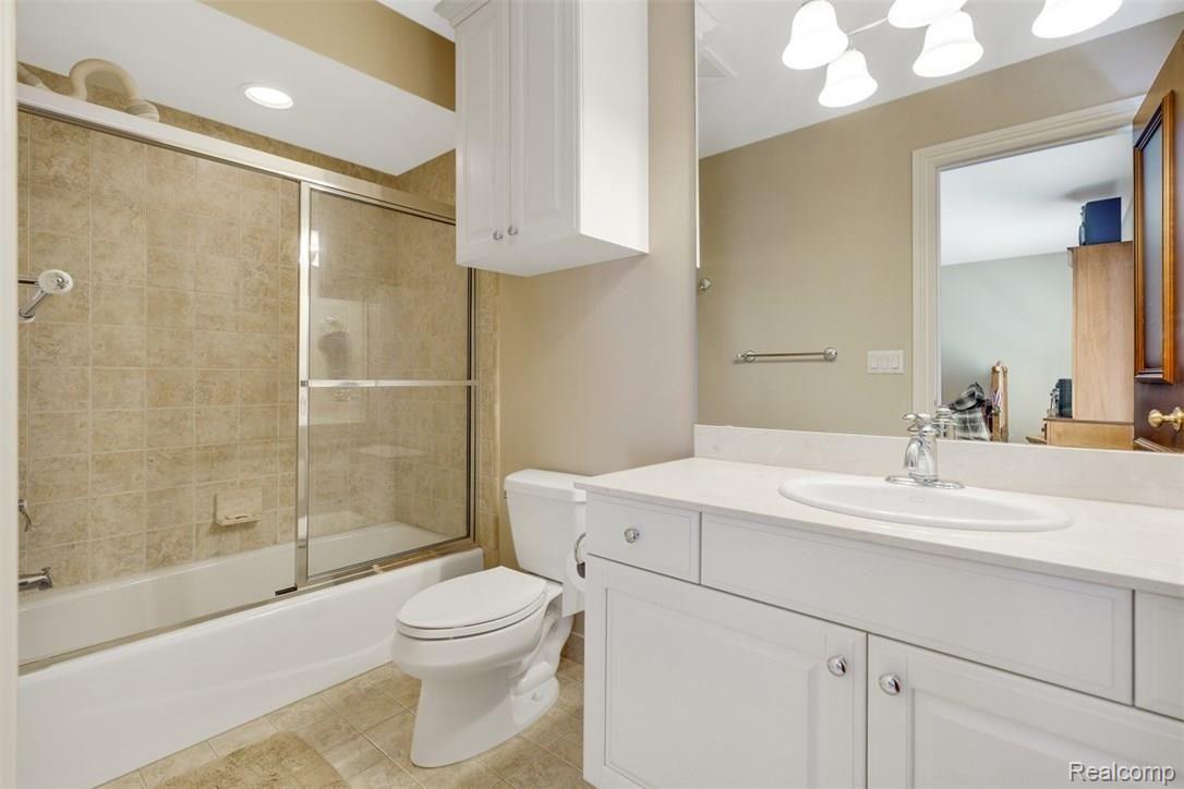 4657 Fawn Hill Court Rochester, MI 48306 - Photo 54 of 79 En Suite of Bedroom 3