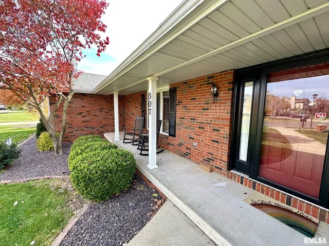$329,900 | 307 Westwinds Drive, Jacksonville, IL 62650