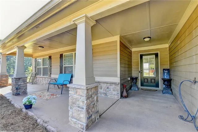 a view of livingroom with furniture
