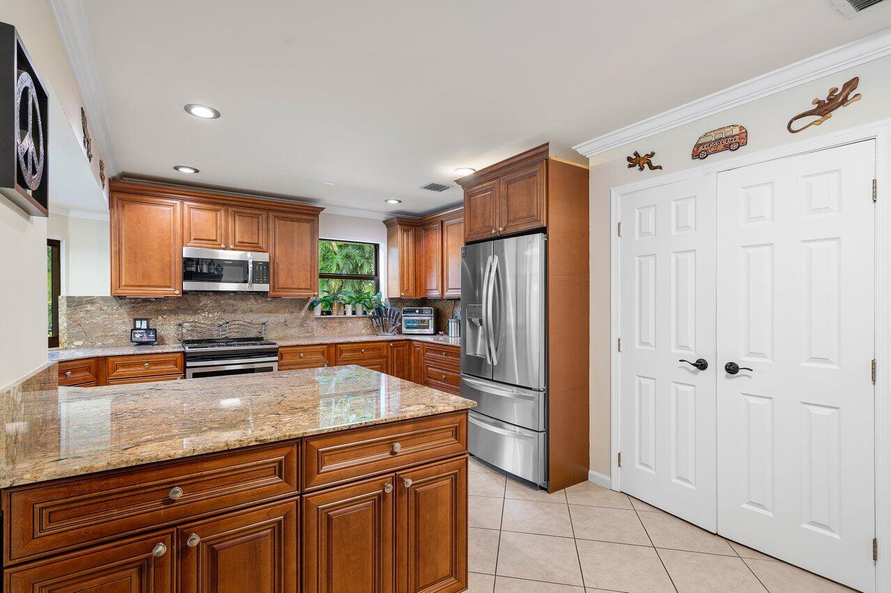5515 Colbright Road Lake Worth, FL 33467 - Photo 11 of 58 Kitchen and pantry