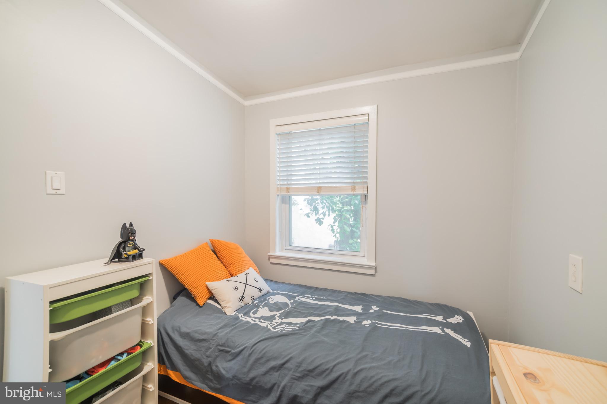 1032 Waverly Street Philadelphia, PA 19147 - Photo 22 of 30 a bedroom with a bed and a window