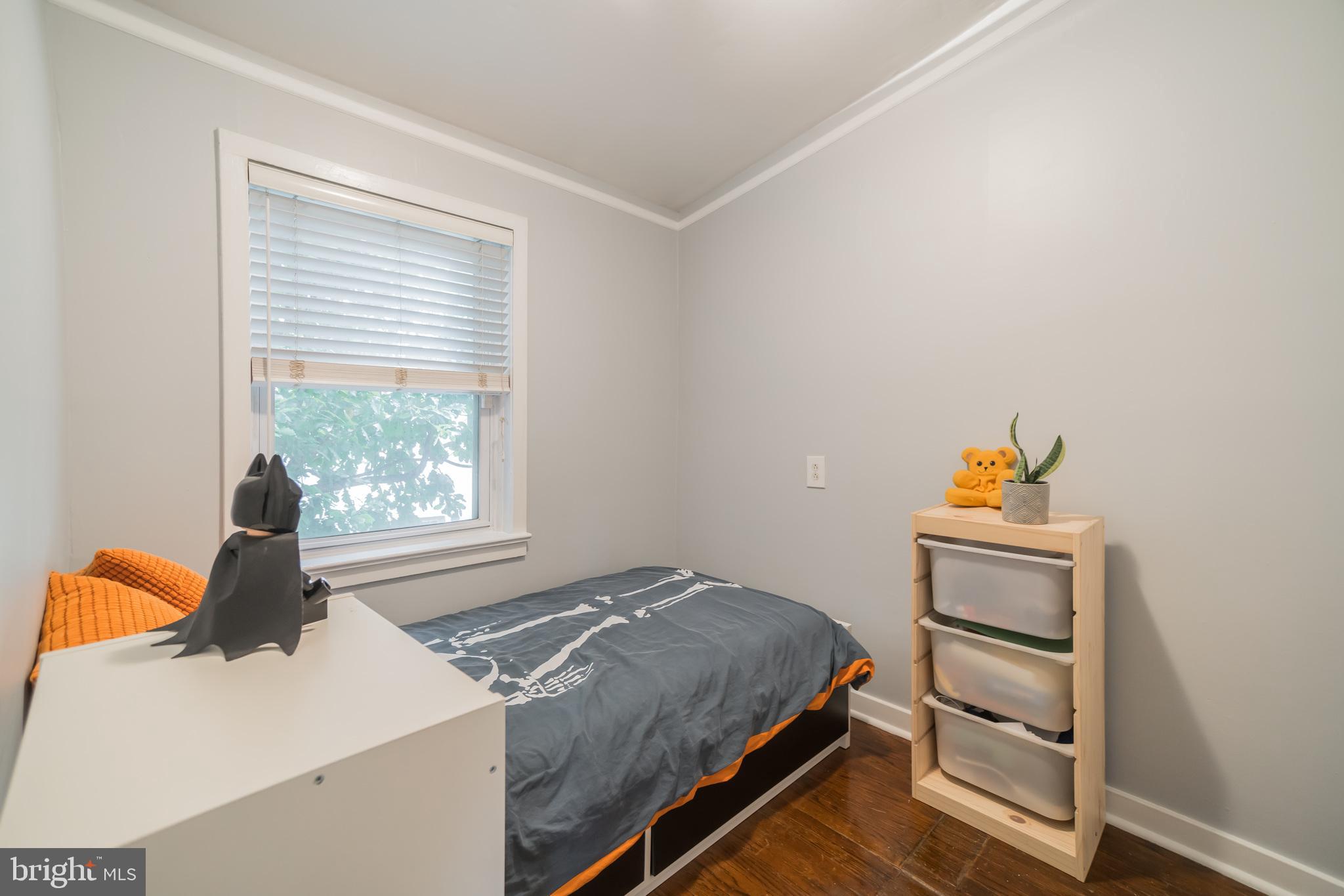 1032 Waverly Street Philadelphia, PA 19147 - Photo 24 of 30 a bedroom with a bed and a window