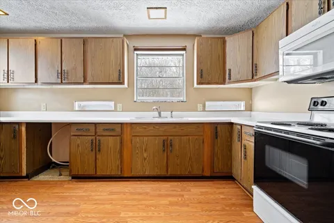 $349,000 | 3 East County Road 900 North, Lizton, IN 46149