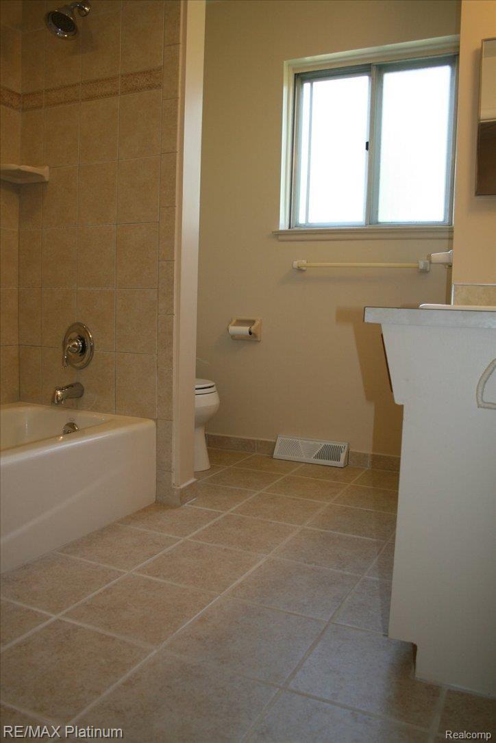 5810 Crescent Road Waterford, MI 48327 - Photo 4 of 10 New tile bath