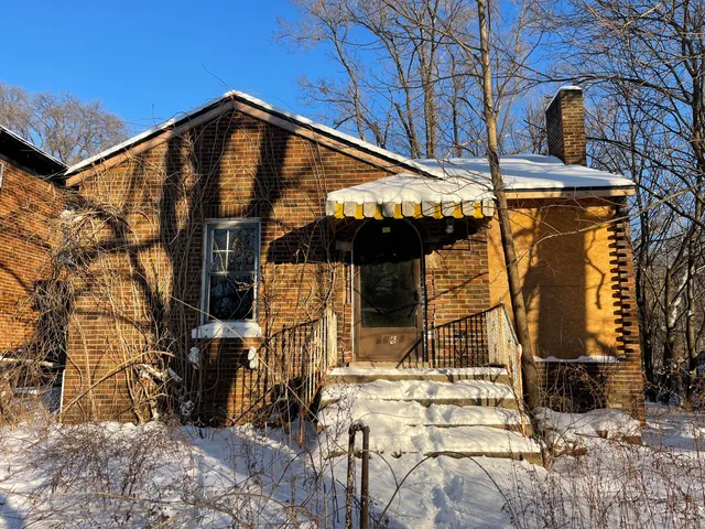 a view of a house with basketball court