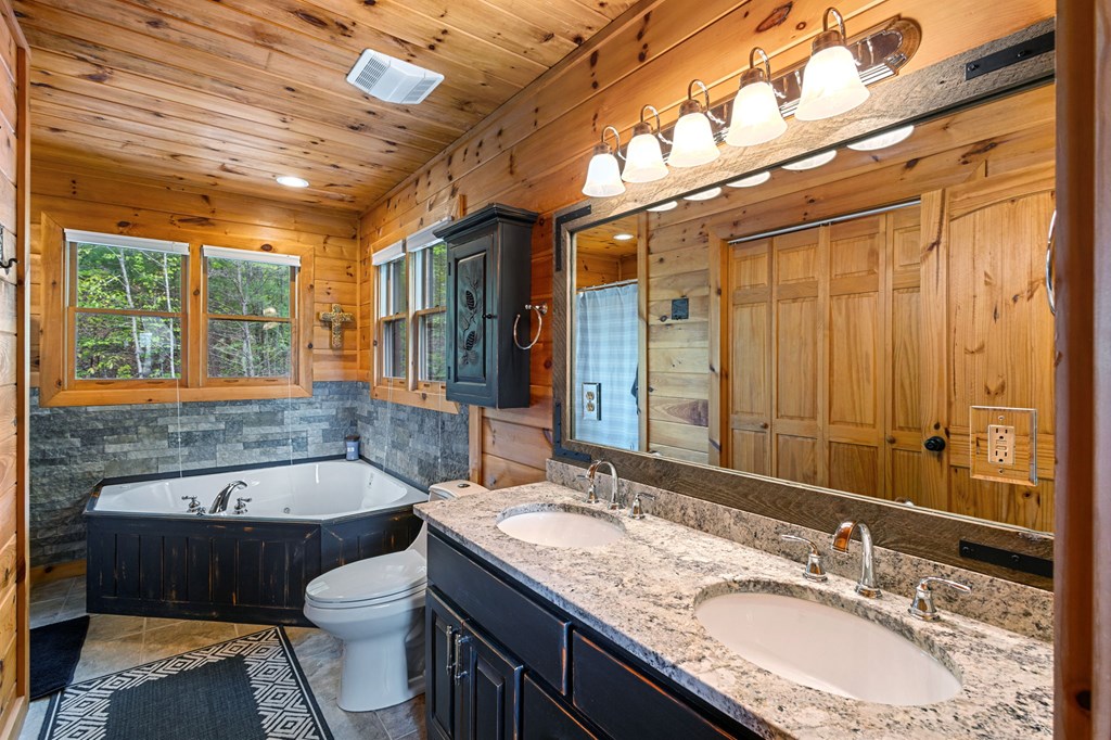 940 Whispering Lake Drive Blue Ridge, GA 30513 - Photo 49 of 72 Primary Bath
