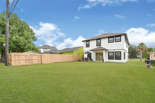 $319,000 | 424 South Holmes Street, La Porte, TX 77571