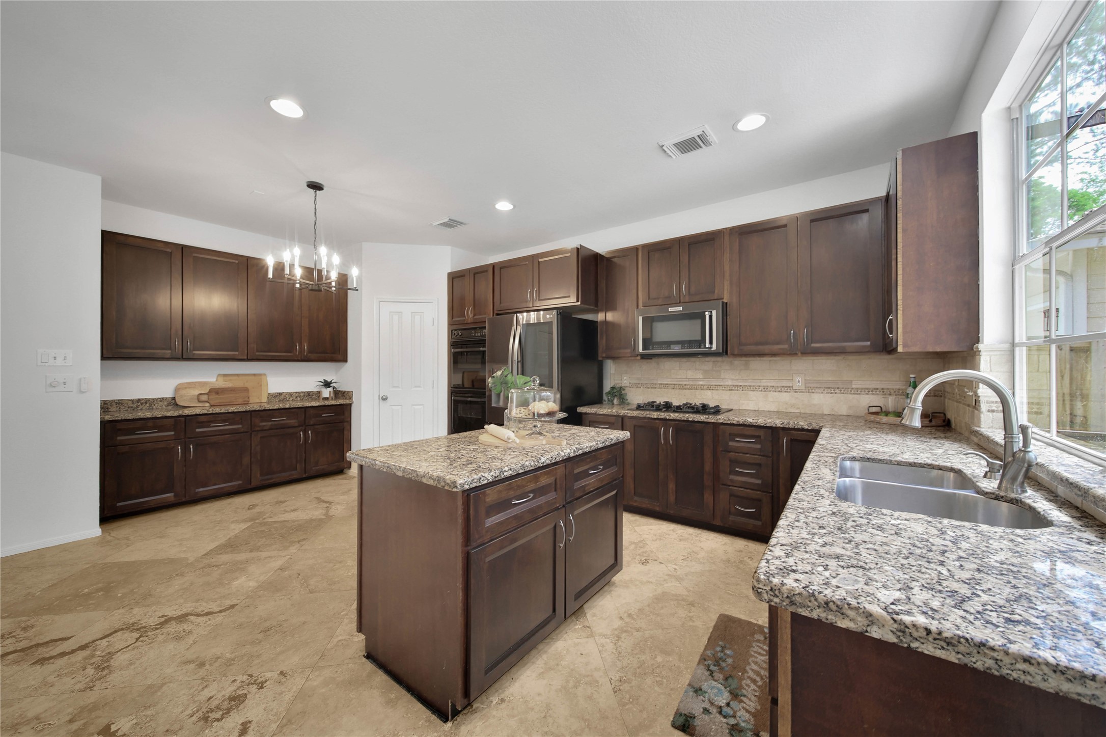 7 Churchdale Place Spring, TX 77382 - Photo 16 of 40 Kitchen