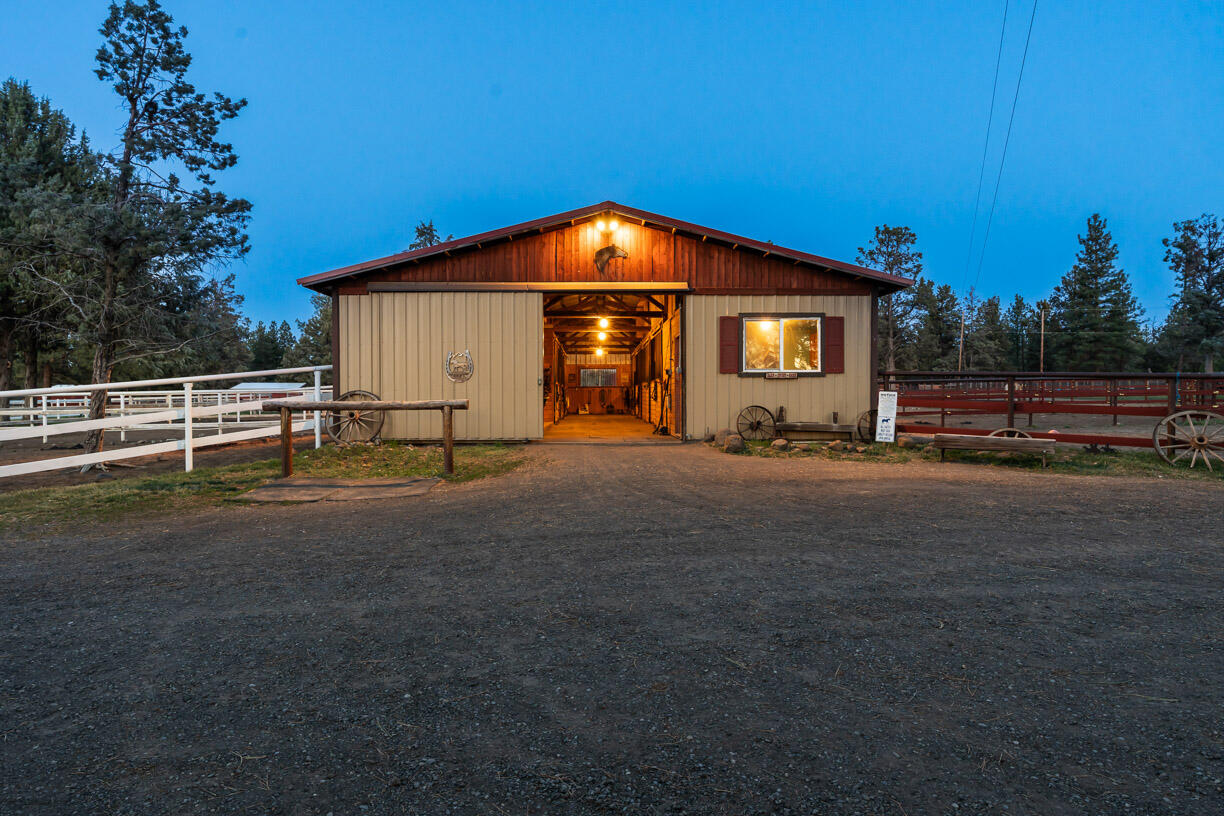 67500 Harrington Loop Road Bend, OR 97703 - Photo 28 of 72