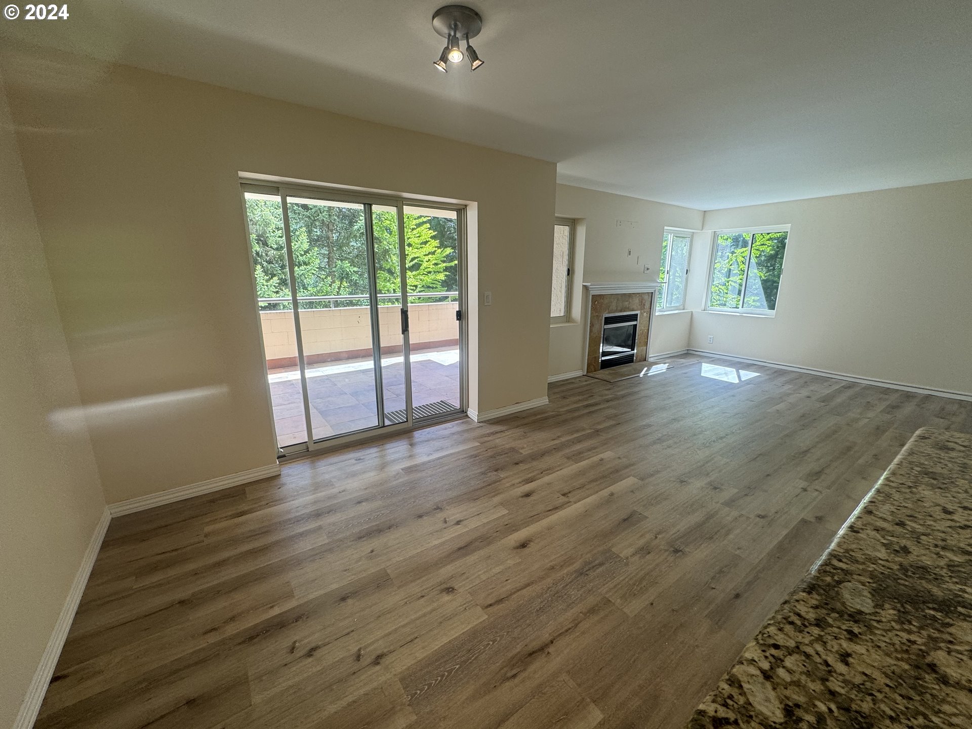 6645 West Burnside Road, Unit 527 Portland, OR 97225 - Photo 7 of 33 Living Room/Dining Room
