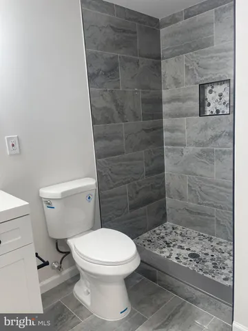 a bathroom with a toilet and a shower