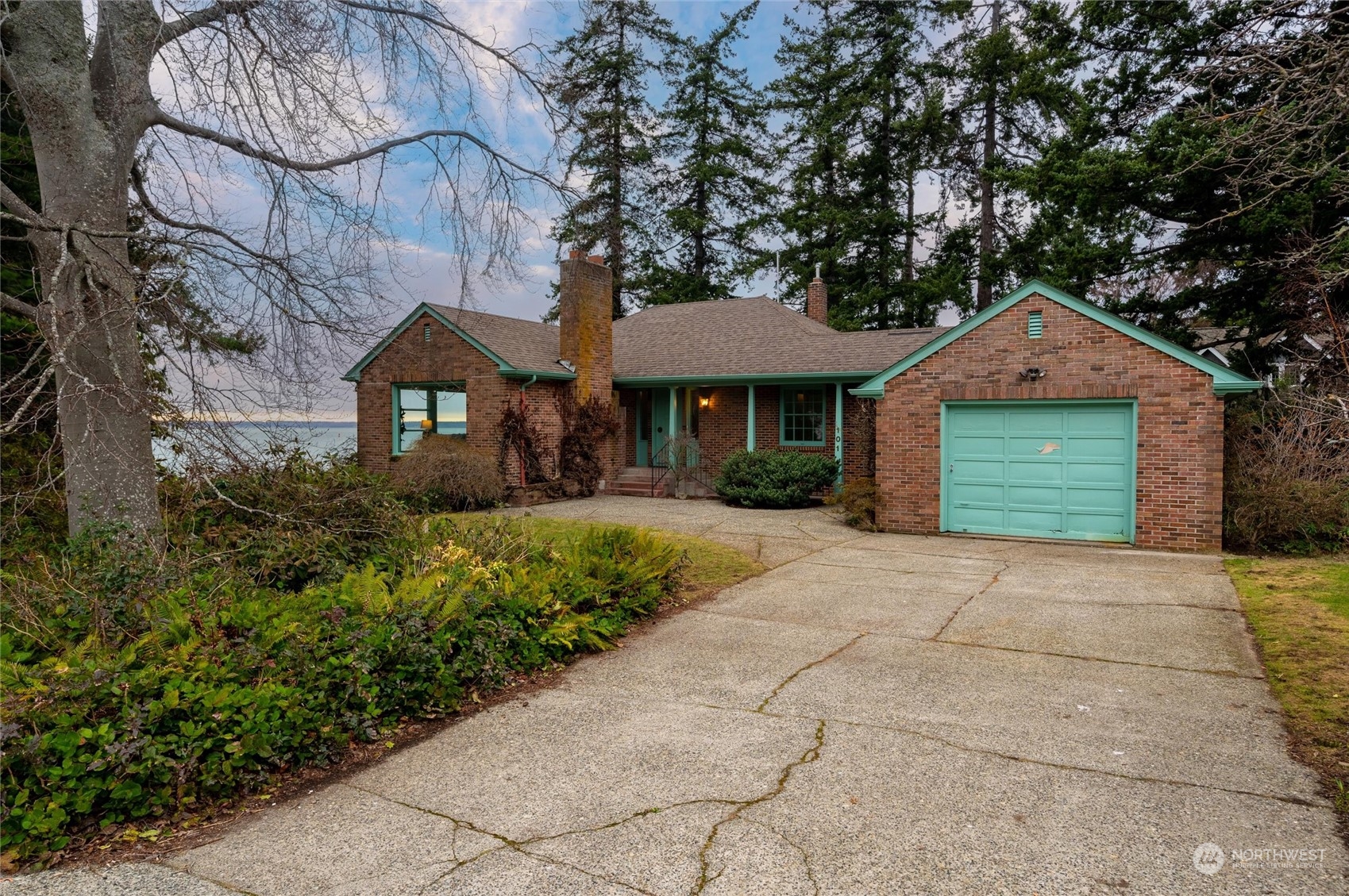 101 Willow Road Bellingham, WA 98225 - Photo 36 of 40 a front view of a house with a yard and trees