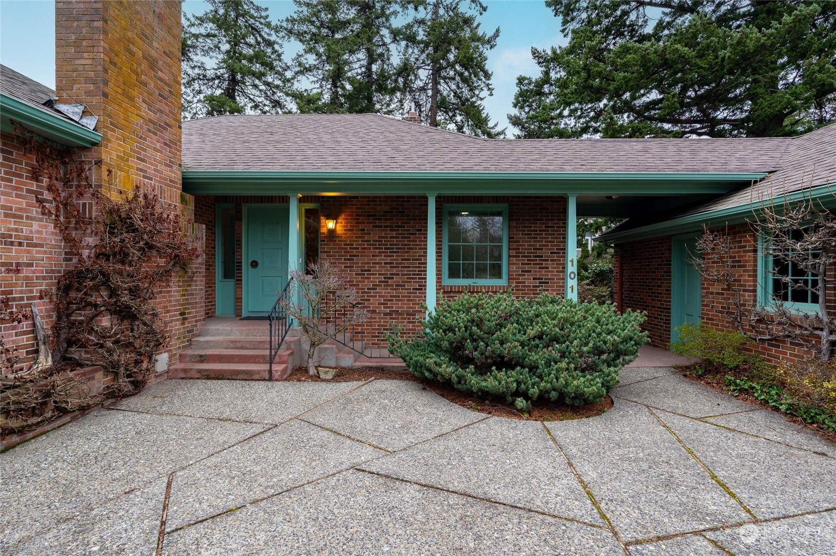 101 Willow Road Bellingham, WA 98225 - Photo 37 of 40 a front view of a house with garden