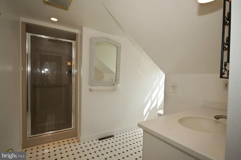 533 South Sharp Street Baltimore, MD 21201 - Photo 21 of 23 Bath