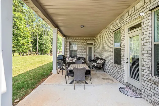 a view of house with backyard porch and furniture