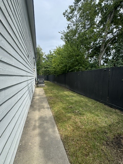 6606 Haight Street Houston, TX 77028 - Photo 22 of 23 a view of balcony with yard