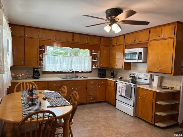 $149,500 | 2645 South Broadway, Salem, IL 62881