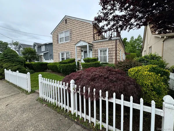 $1,249,000 | 318 Felter Avenue, Hewlett, NY 11557