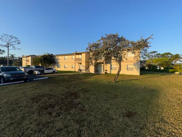 $1,895 | 1798 Abbey Road, Unit 207, West Palm Beach, FL 33415