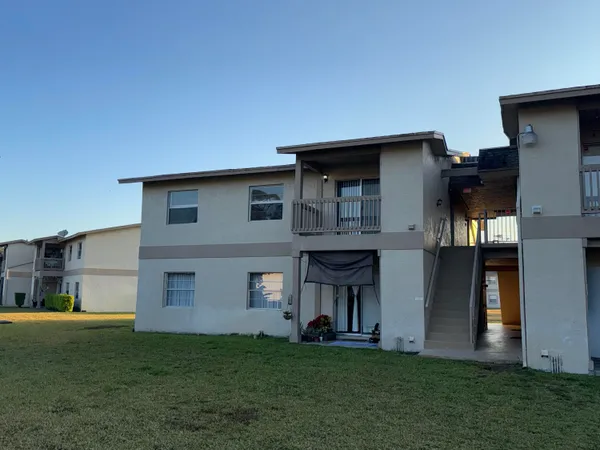 $1,895 | 1798 Abbey Road, Unit 207, West Palm Beach, FL 33415