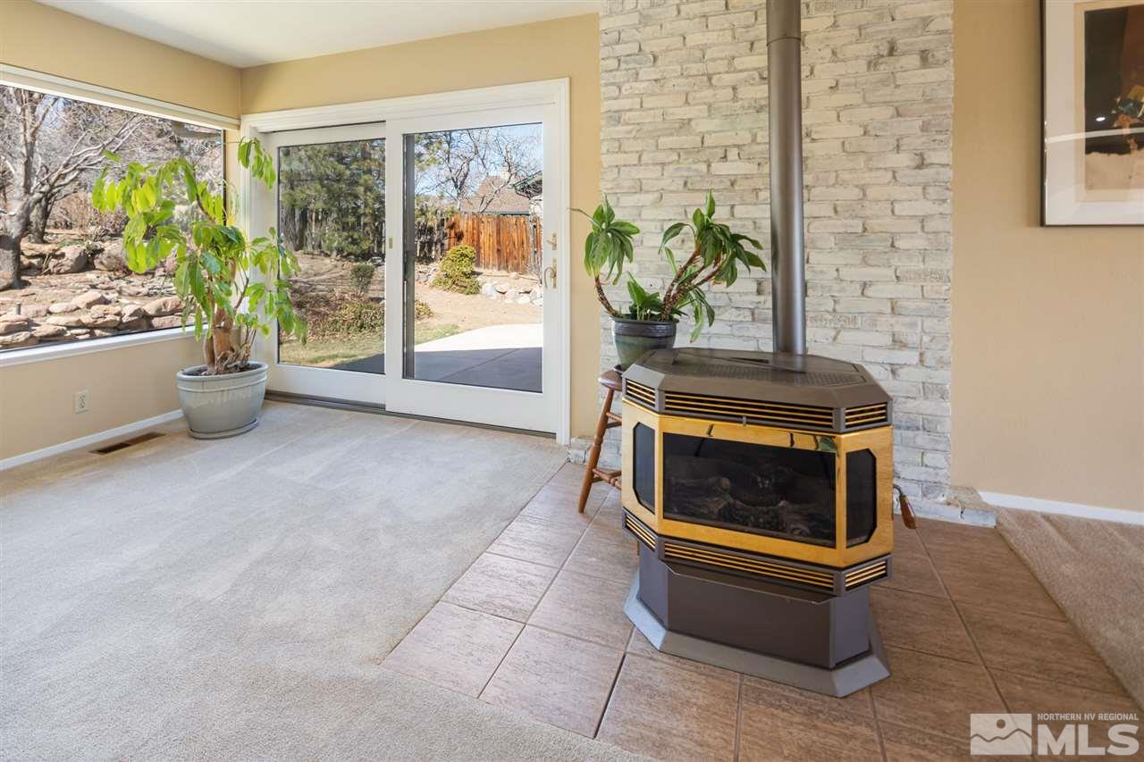 13100 Fellowship Way Reno, NV 89511 - Photo 15 of 40 a living room with furniture and a potted plant