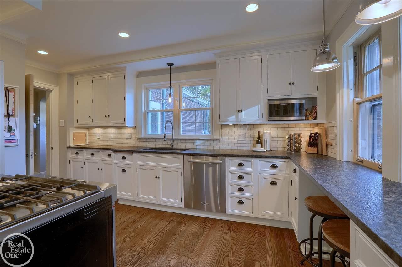 805 Whittier Road Grosse Pointe, MI 48230 - Photo 4 of 30 31397913-3.JPG