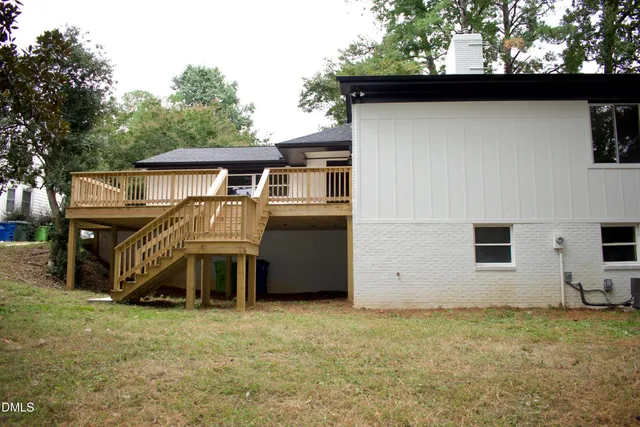 a view of a house with a backyard