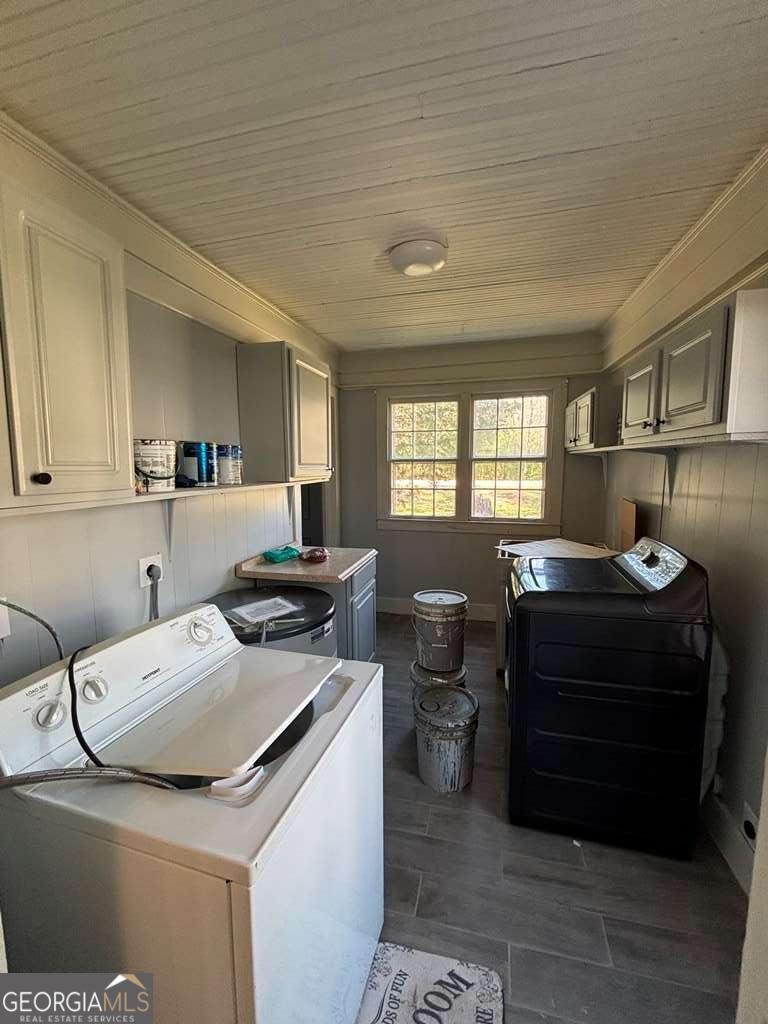 13162 Augusta Highway Sparta, GA 31087 - Photo 20 of 28 a room with furniture and a window