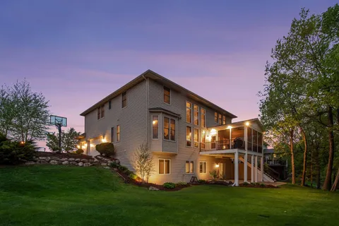 $950,000 | 1800 Carriage Drive, Victoria, MN 55386