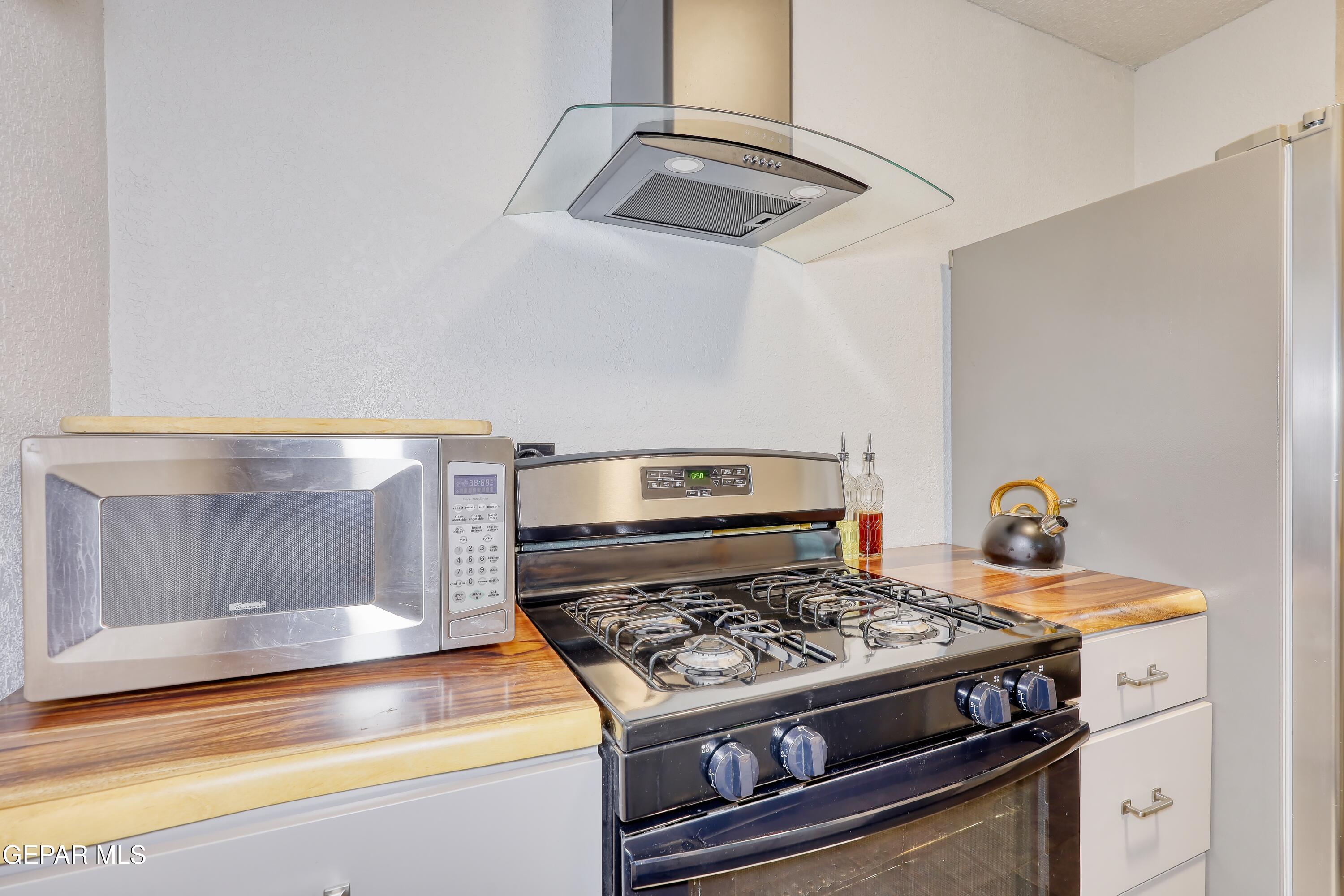 5912 Delta Drive El Paso, TX 79905 - Photo 9 of 37 a stove top oven sitting inside of a kitchen