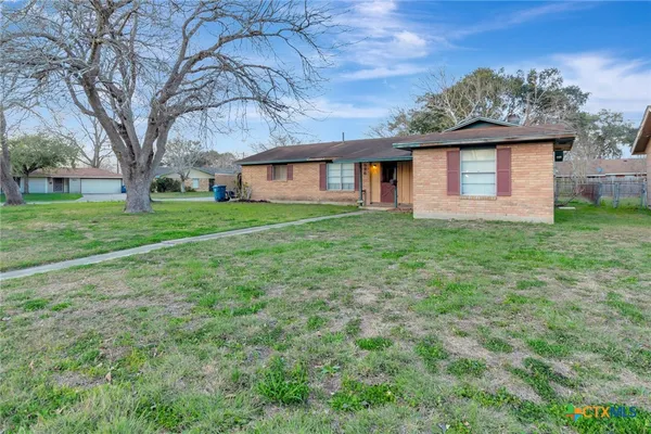 a view of a house with yard and tree s