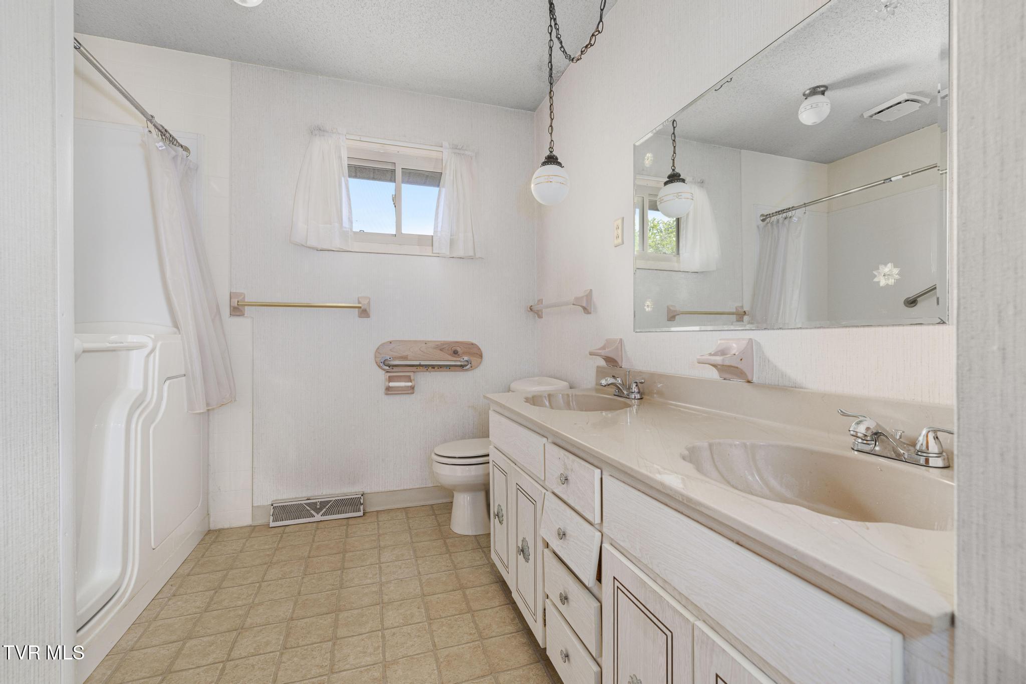 320 Mountain View Street Erwin, TN 37650 - Photo 22 of 44 Full Bath