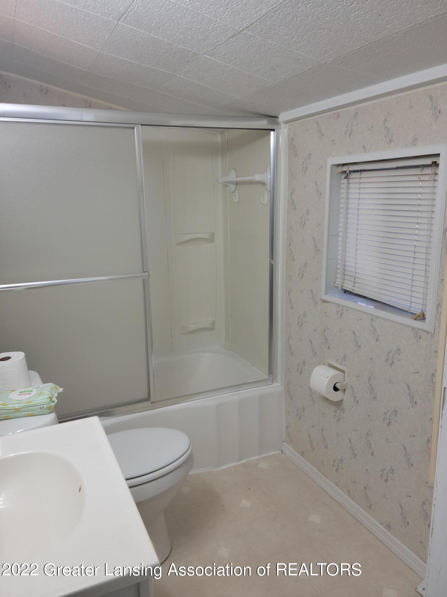 2032 Lambden Road Flint, MI 48532 - Photo 14 of 19 bath
