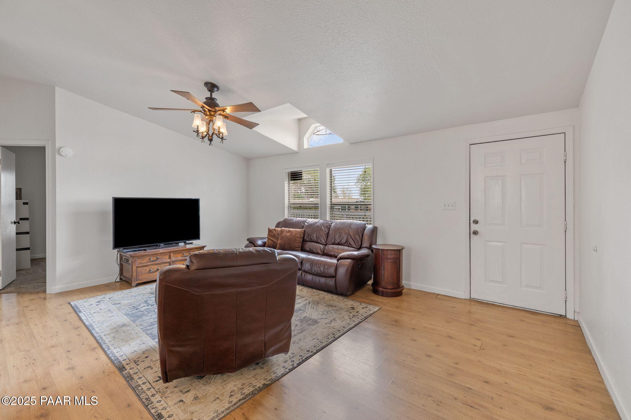 1970 Grasshopper Lane Chino Valley, AZ 86323 - Photo 5 of 18 Living Room