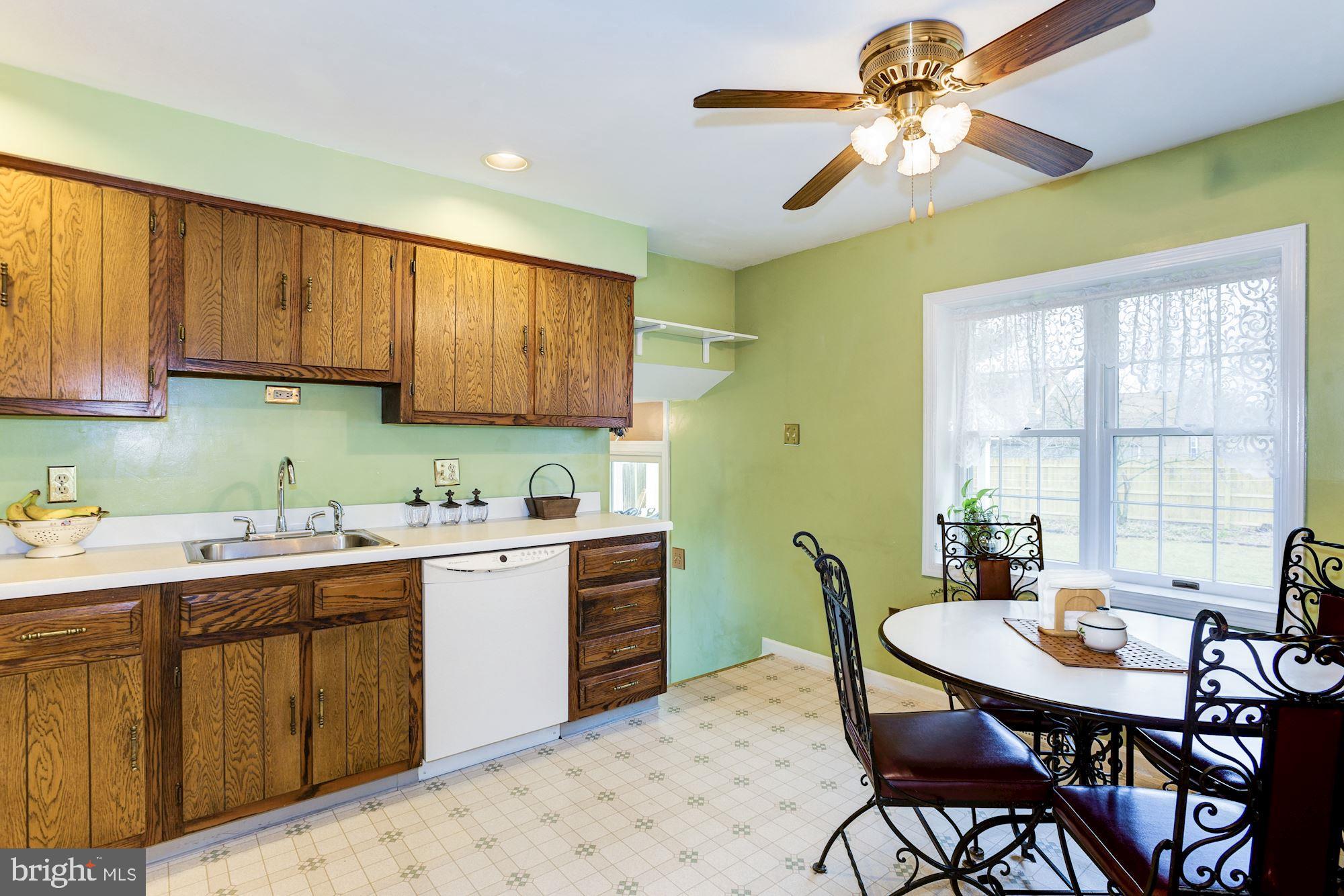 122 Kevin Road Delran, NJ 08075 - Photo 11 of 25 Eat-In Kitchen