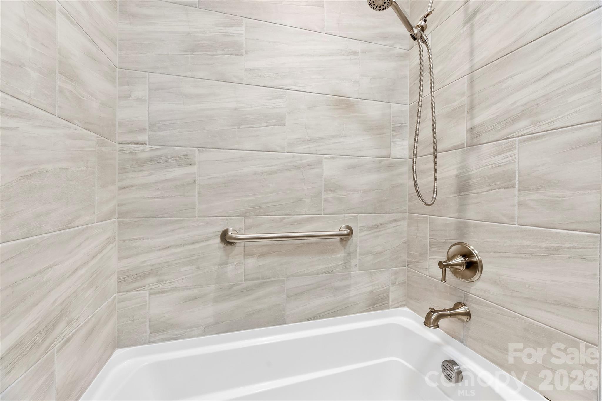 2014 New Style Way Fort Mill, SC 29708 - Photo 33 of 43 a bathroom with a bathtub