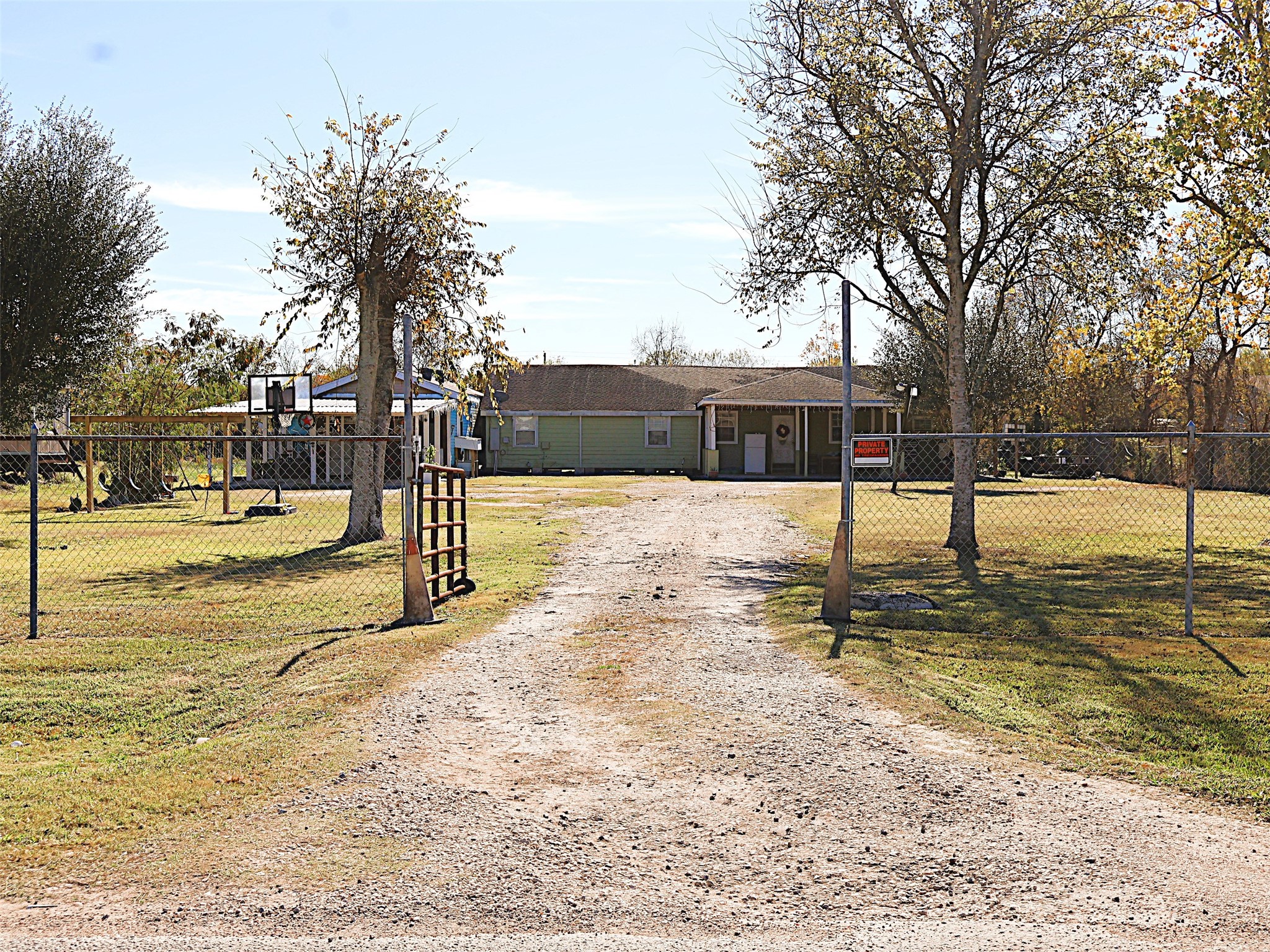 634 South Paloma Drive Rosharon, TX 77583 - Photo 4 of 14 a view of a swimming pool with a house