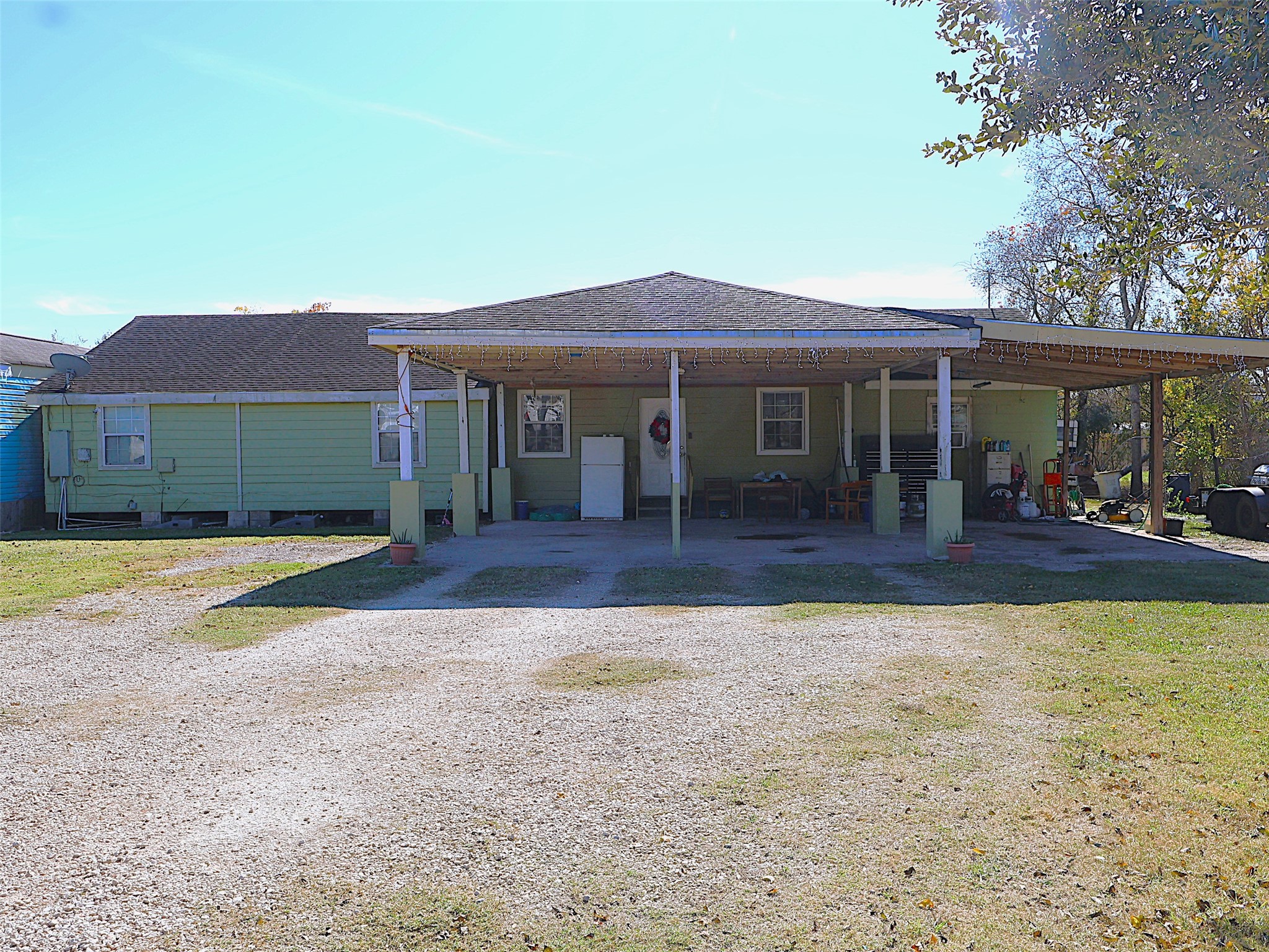 634 South Paloma Drive Rosharon, TX 77583 - Photo 5 of 14 a front view of a house with a yard